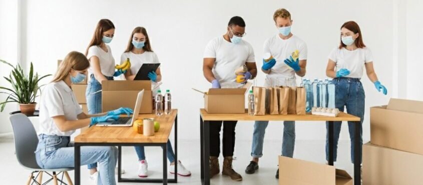 Tecnología RRHH: Optimiza Gestión y Bienestar Digital 2 Varios chicos organizando víveres para las personas que lo necesitan en tiempos de pandemia