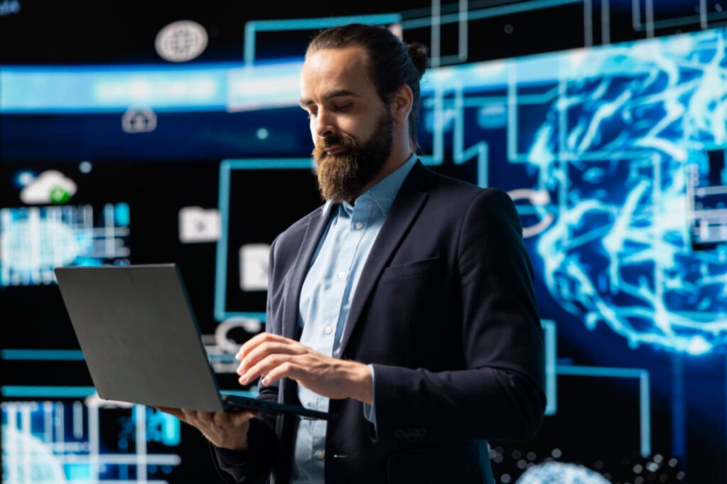 emprendedor usa una computadora portatil para revisar el sistema cerebral de inteligencia artificial