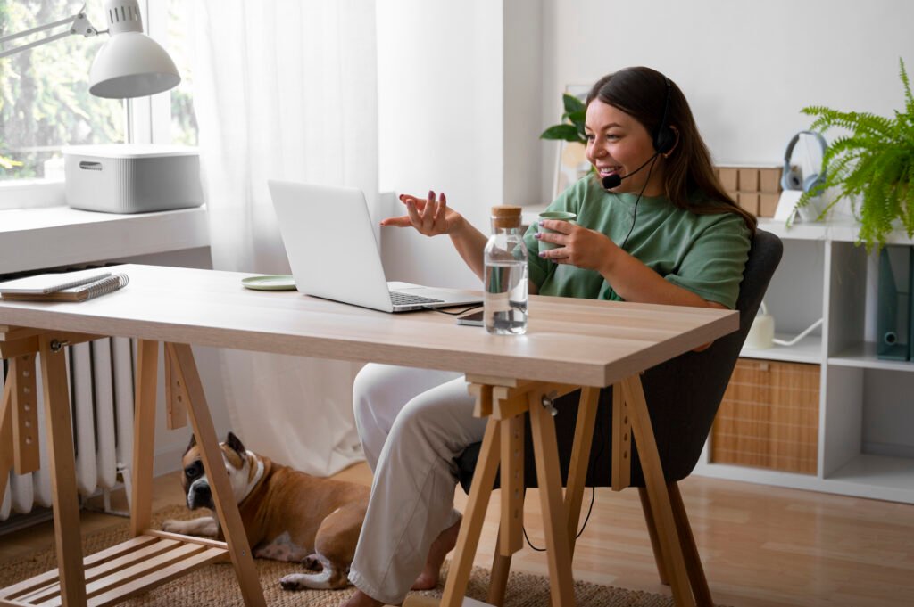 ¿Productividad o Pasión? Home Office en pleno Mundial 2026 2 side view woman with laptop home