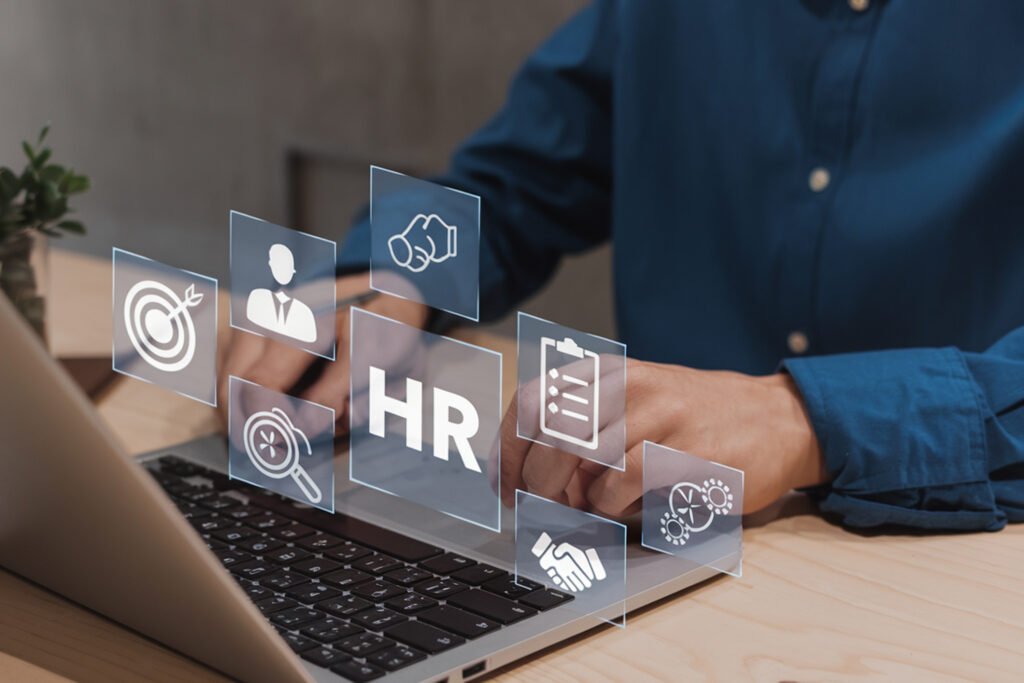 hombre de RH en su laptop, workflows
